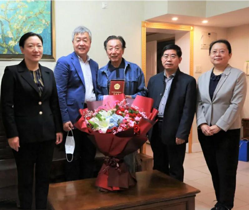 山影集团领导向抗美援朝老战士、老同志颁发纪念章