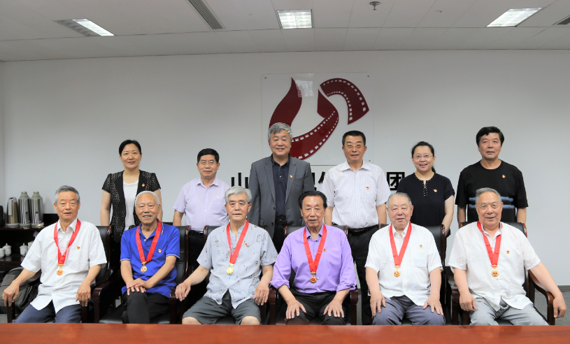 山影集团为老党员颁发“光荣在党50年”纪念章