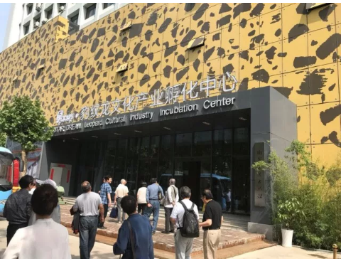 山影集团退休干部一行参观星工坊 山影集团退休干部一行参观星工坊