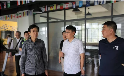 山影集团退休干部一行参观星工坊 山影集团退休干部一行参观星工坊