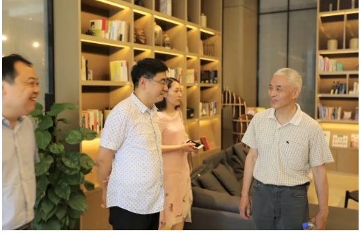 山影集团退休干部一行参观星工坊 山影集团退休干部一行参观星工坊