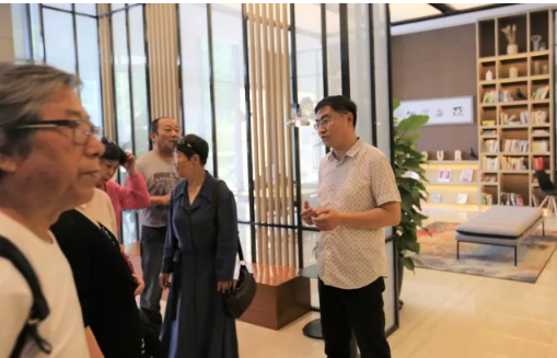 山影集团退休干部一行参观星工坊 山影集团退休干部一行参观星工坊