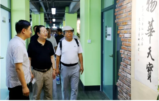 山影集团退休干部一行参观星工坊 山影集团退休干部一行参观星工坊